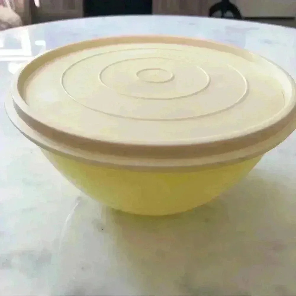 Vintage Tupperware bowl 235-29 in  yellow with Frig-o-Seal replacement lid - Picture 2 of 9